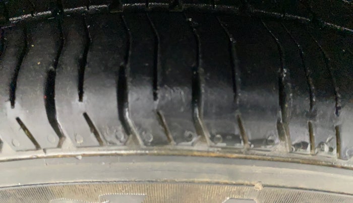 2012 Hyundai Eon MAGNA +, Petrol, Manual, 1,10,019 km, Right Front Tyre Tread