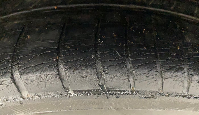 2012 Hyundai Eon MAGNA +, Petrol, Manual, 1,10,019 km, Right Rear Tyre Tread