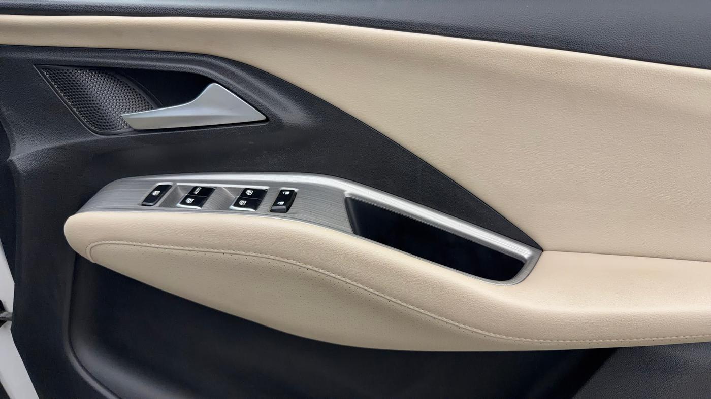 2023 MG HECTOR SHARP PRO 1.5 PETROL TURBO CVT PETROL, Petrol, Automatic, 38,456 km, Driver Side Door Panels Control