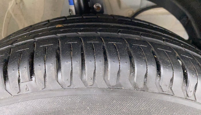 2022 Maruti Swift ZXI CNG, CNG, Manual, 3,707 km, Right Front Tyre Tread