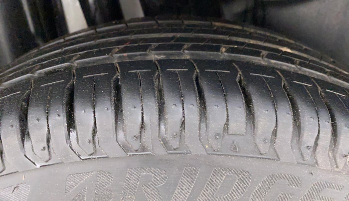 2022 Maruti Swift ZXI CNG, CNG, Manual, 3,707 km, Right Rear Tyre Tread