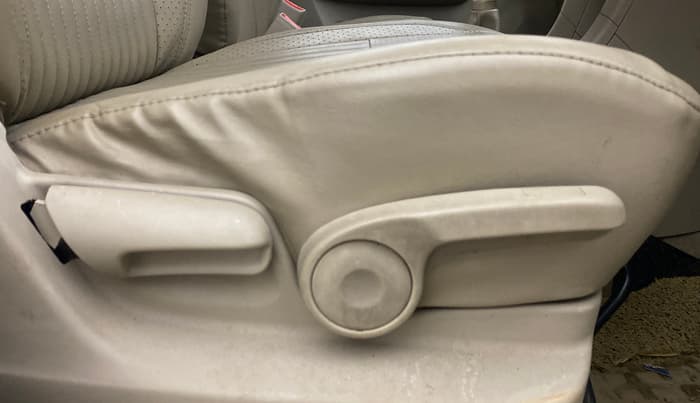2016 Maruti Ertiga ZXI+, Petrol, Manual, 85,252 km, Driver Side Adjustment Panel