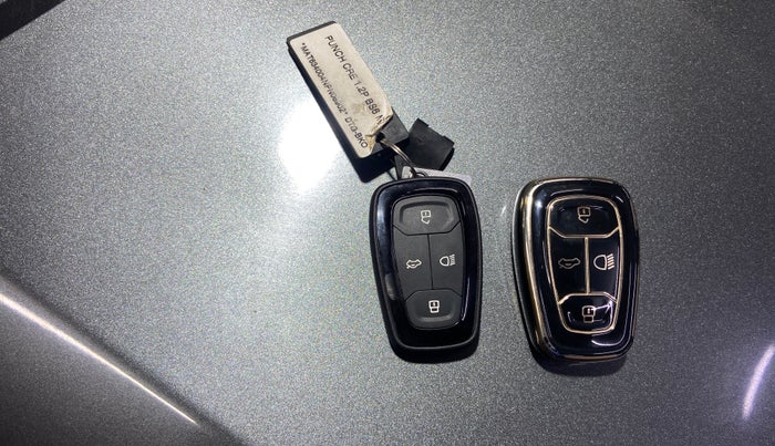 2022 Tata PUNCH CREATIVE  MT, Petrol, Manual, 86,375 km, Key Close Up