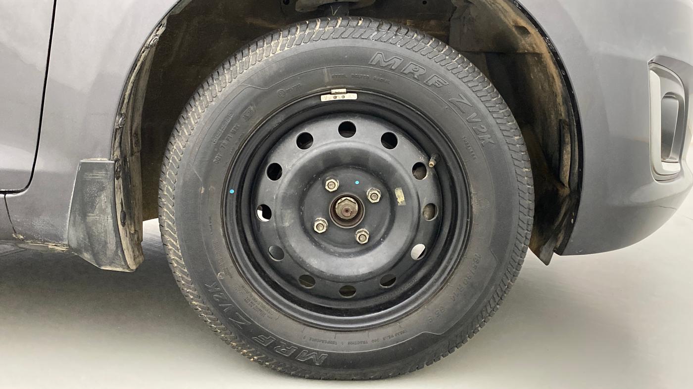 2015 Maruti Swift VXI, Petrol, Manual, 33,509 km, Right Front Wheel