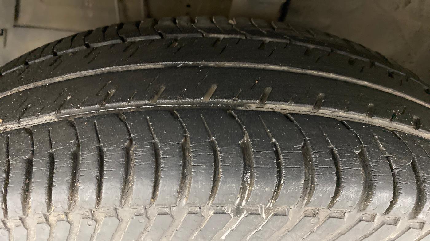 2015 Maruti Swift VXI, Petrol, Manual, 33,509 km, Left Front Tyre Tread