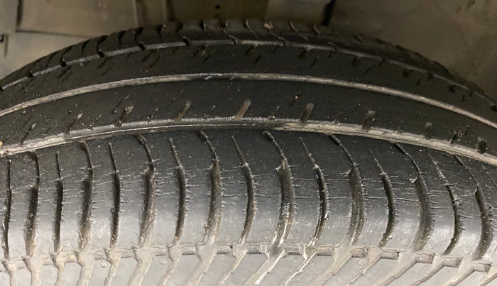 2015 Maruti Swift VXI, Petrol, Manual, 33,509 km, Left Front Tyre Tread