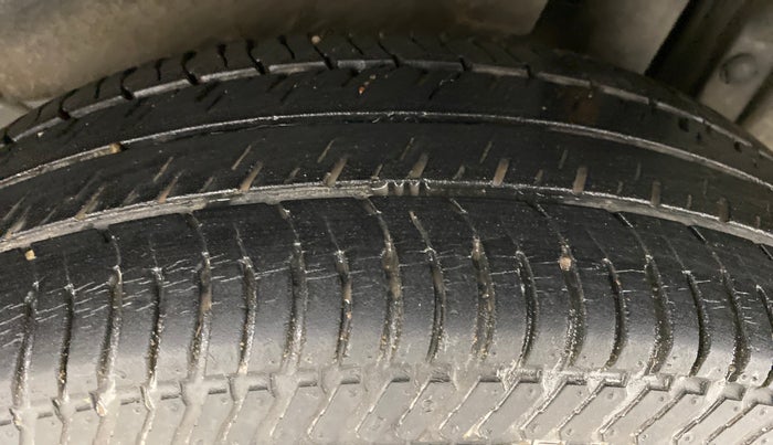 2015 Maruti Swift VXI, Petrol, Manual, 33,509 km, Left Rear Tyre Tread