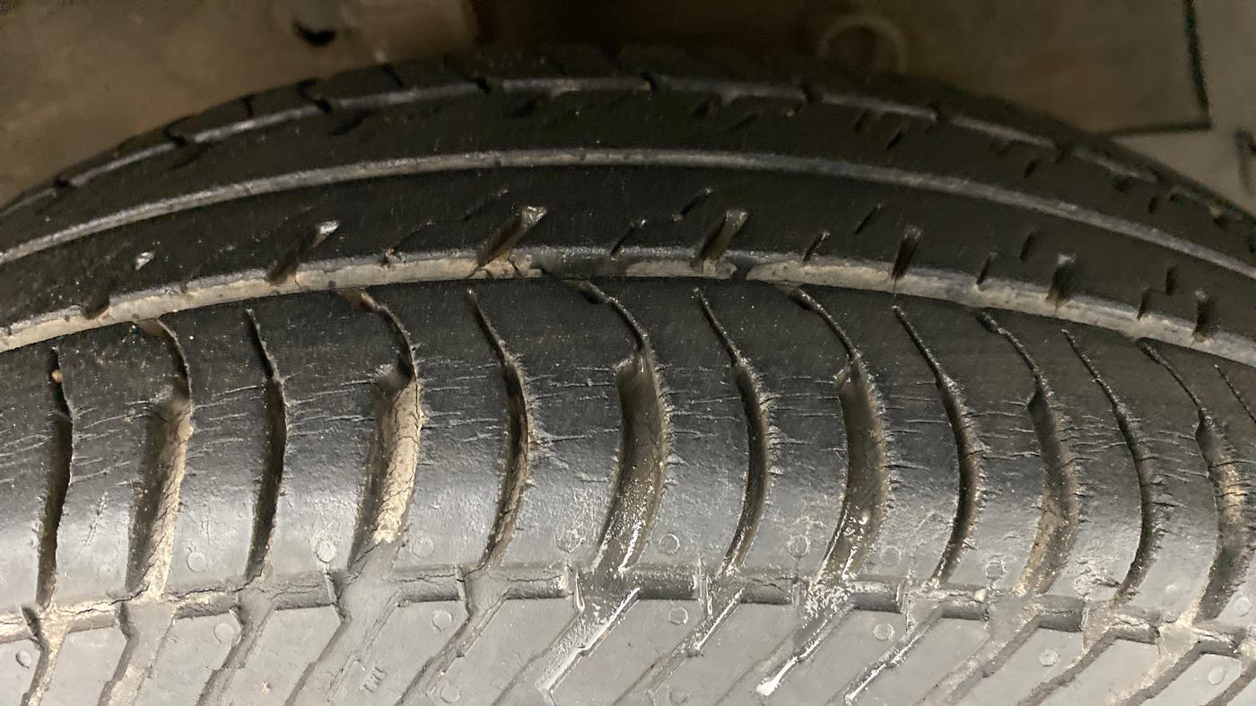 2015 Maruti Swift VXI, Petrol, Manual, 33,509 km, Right Front Tyre Tread