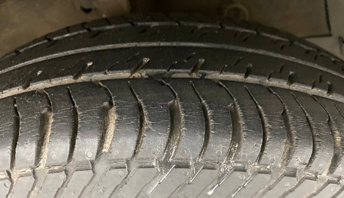 2015 Maruti Swift VXI, Petrol, Manual, 33,509 km, Right Front Tyre Tread