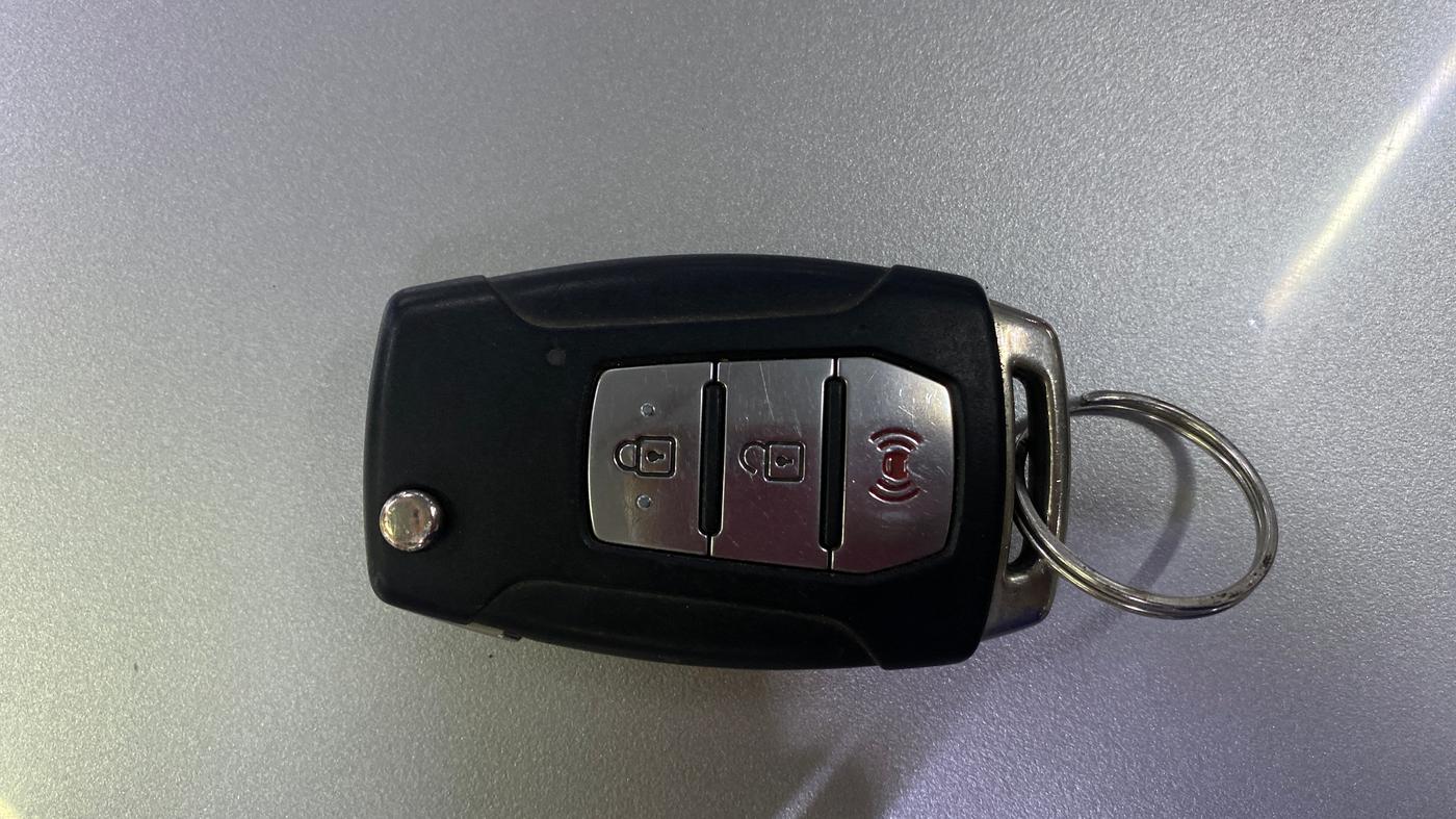 2019 Mahindra XUV300 W8 (O) 1.2 PETROL, Petrol, Manual, 80,379 km, Key Close Up