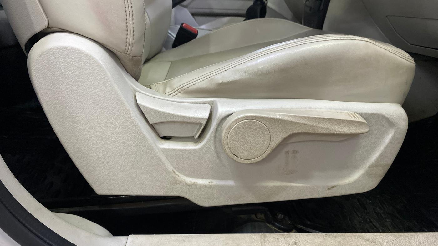 2019 Mahindra XUV300 W8 (O) 1.2 PETROL, Petrol, Manual, 80,379 km, Driver Side Adjustment Panel