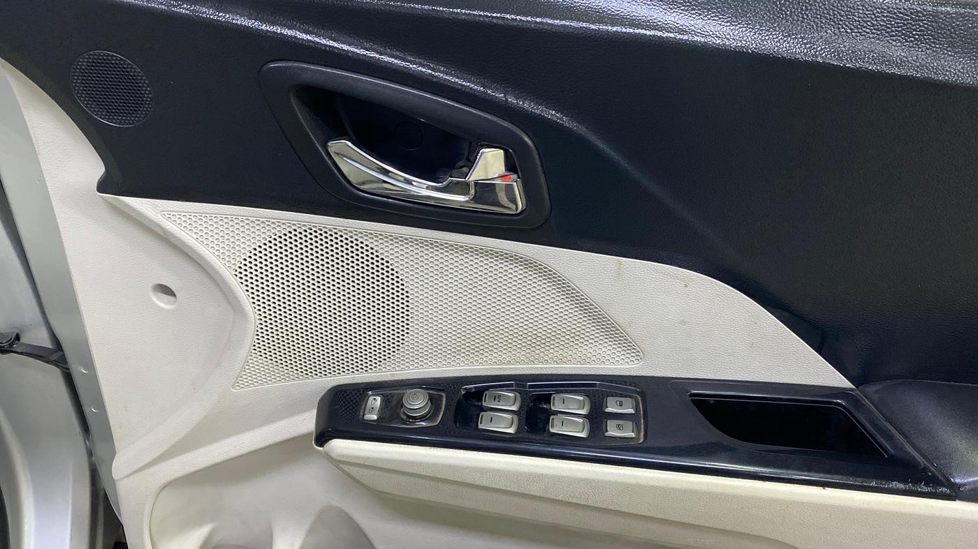 2019 Mahindra XUV300 W8 (O) 1.2 PETROL, Petrol, Manual, 80,379 km, Driver Side Door Panels Control
