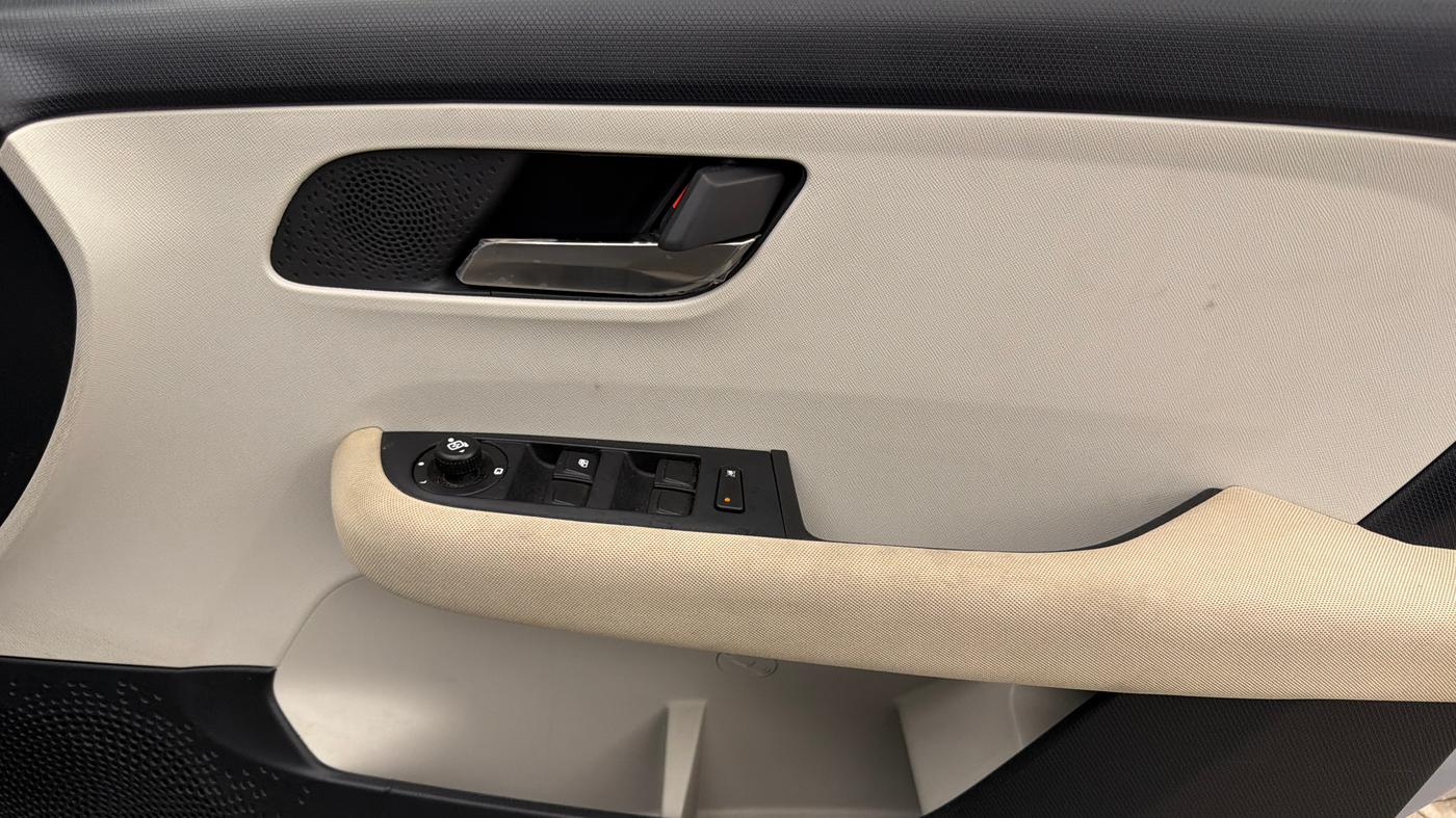 2025 Tata ALTROZ Creative Petrol 5AMT, Petrol, Automatic, 1,371 km, Driver Side Door Panels Control