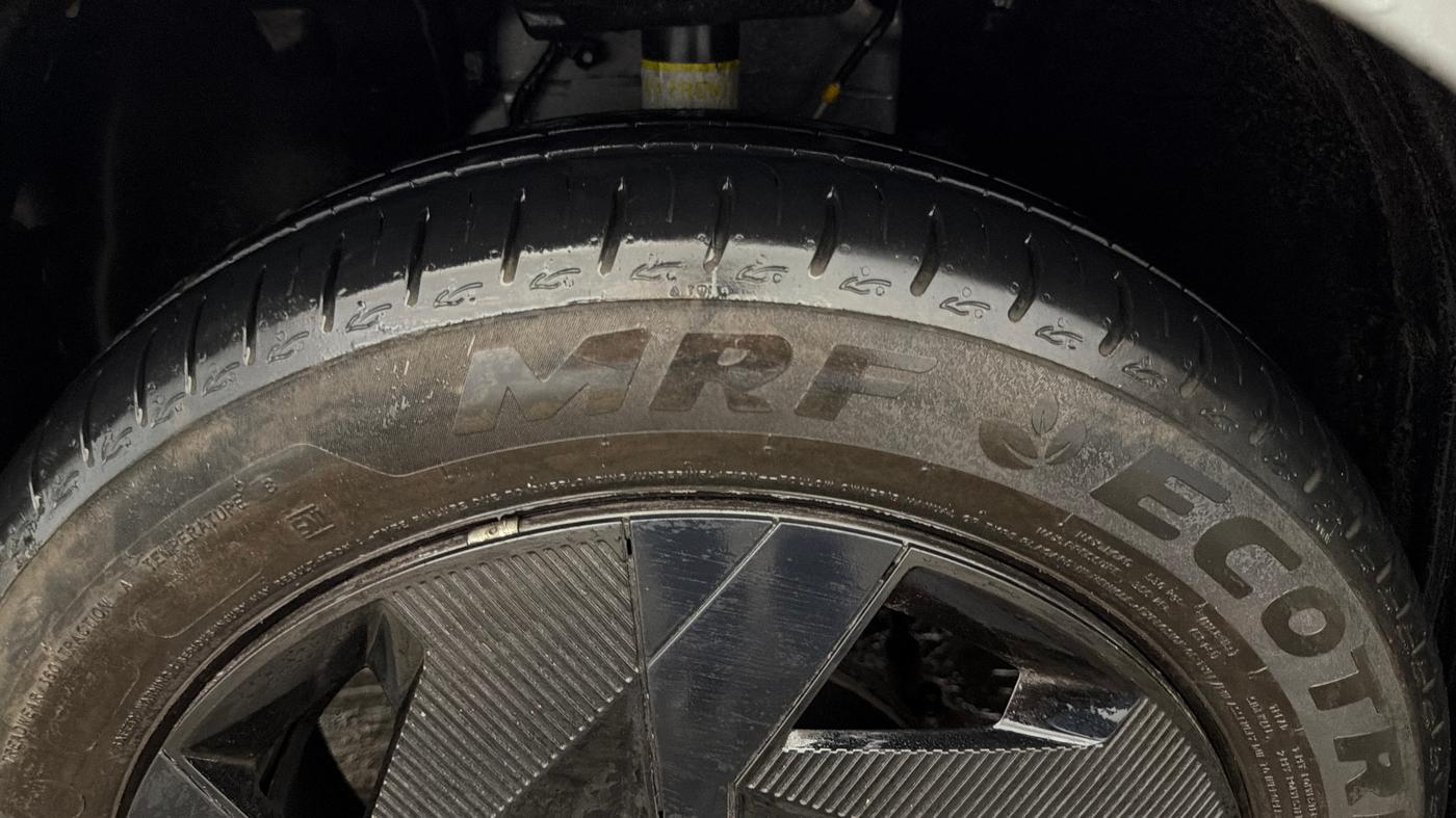 2025 Tata ALTROZ Creative Petrol 5AMT, Petrol, Automatic, 1,371 km, Left Front Tyre Tread