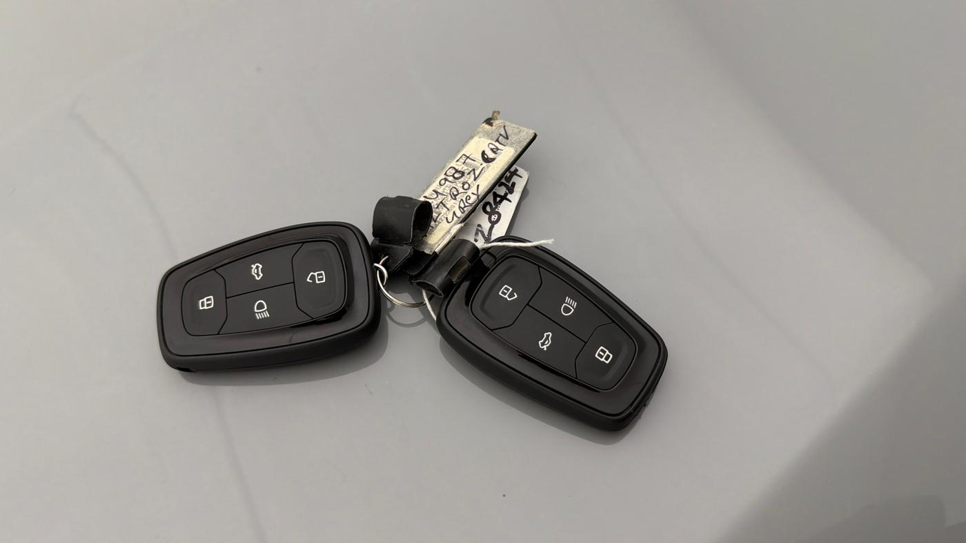 2025 Tata ALTROZ Creative Petrol 5AMT, Petrol, Automatic, 1,371 km, Key Close Up