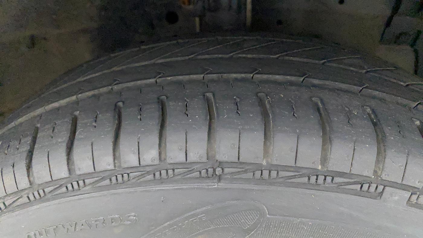 2013 Maruti Swift Dzire VXI, Petrol, Manual, 47,406 km, Right Front Tyre Tread