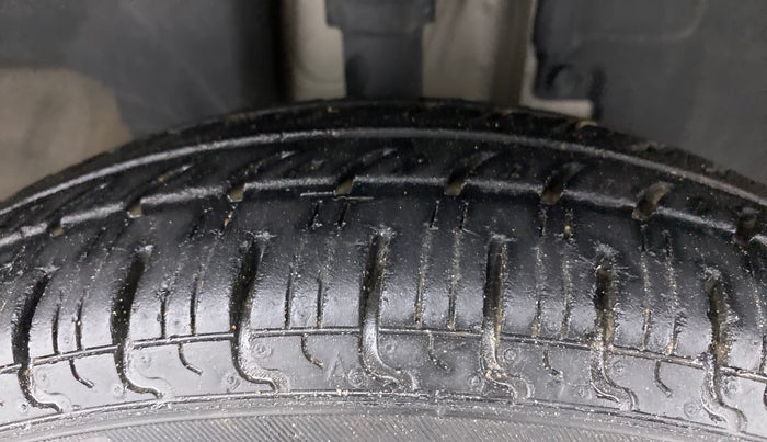 2016 Renault Kwid RXL, Petrol, Manual, 16,244 km, Right Front Tyre Tread