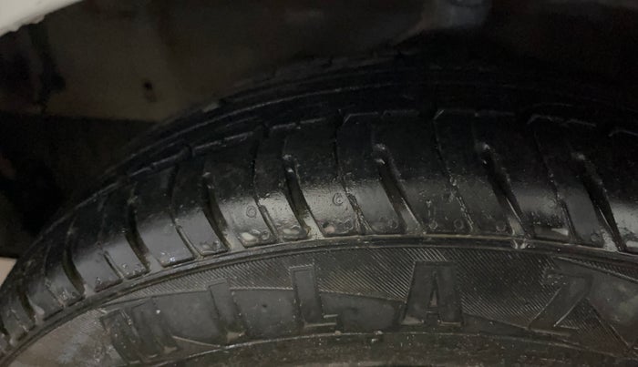 2016 Hyundai Grand i10 MAGNA AT 1.2 KAPPA VTVT, Petrol, Automatic, 17,442 km, Left Front Tyre Tread