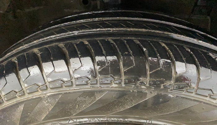 2015 Maruti Swift VXI, Petrol, Manual, 86,175 km, Right Front Tyre Tread