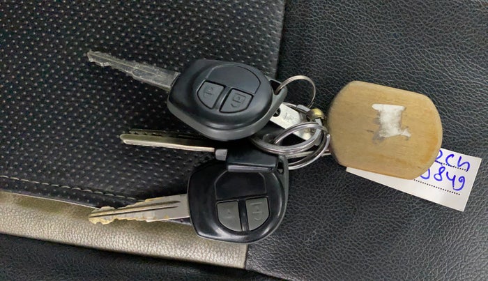2015 Maruti Swift VXI, Petrol, Manual, 86,175 km, Key Close Up
