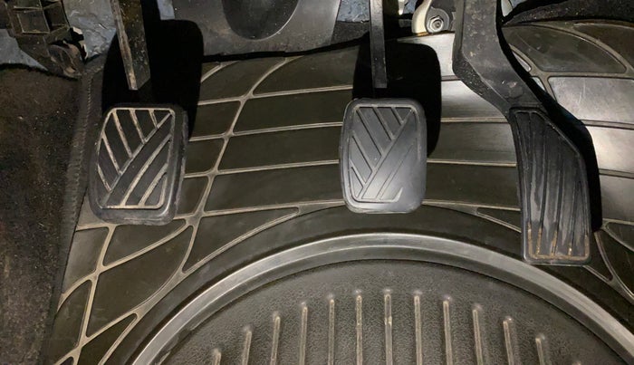 2015 Maruti Swift VXI, Petrol, Manual, 86,175 km, Pedals