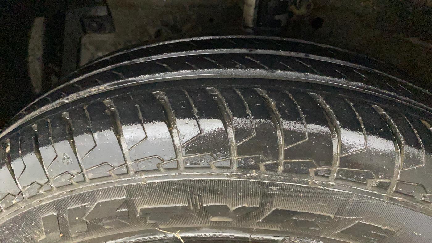 2015 Maruti Swift VXI, Petrol, Manual, 86,175 km, Left Front Tyre Tread