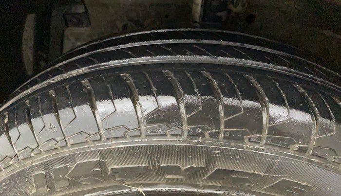 2015 Maruti Swift VXI, Petrol, Manual, 86,175 km, Left Front Tyre Tread