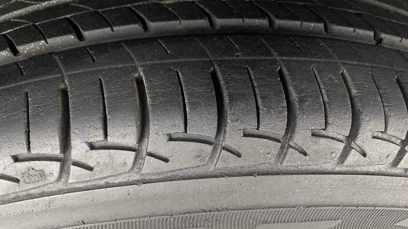 2016 Maruti Ciaz ZXI, Petrol, Manual, 19,342 km, Left Rear Tyre Tread