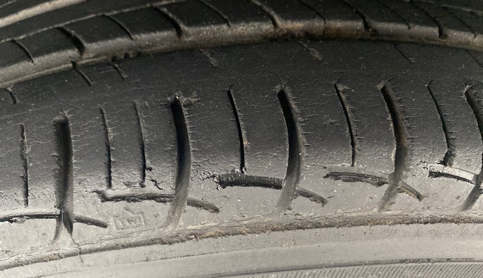 2016 Maruti Ciaz ZXI, Petrol, Manual, 19,342 km, Left Front Tyre Tread