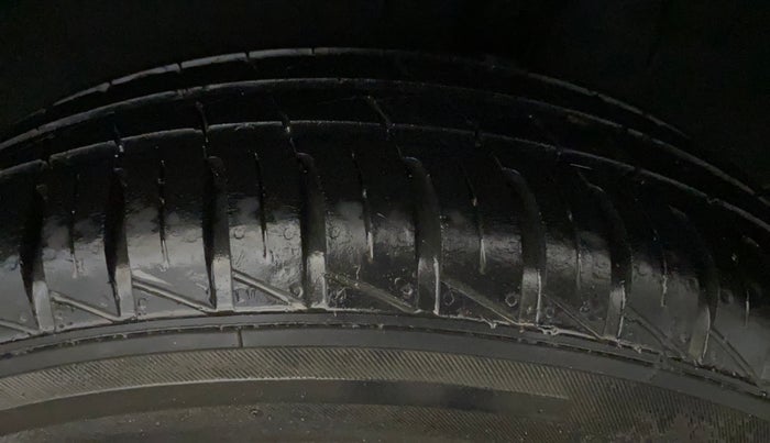 2021 Renault Kwid CLIMBER 1.0 AMT (O), Petrol, Automatic, 27,847 km, Left Rear Tyre Tread