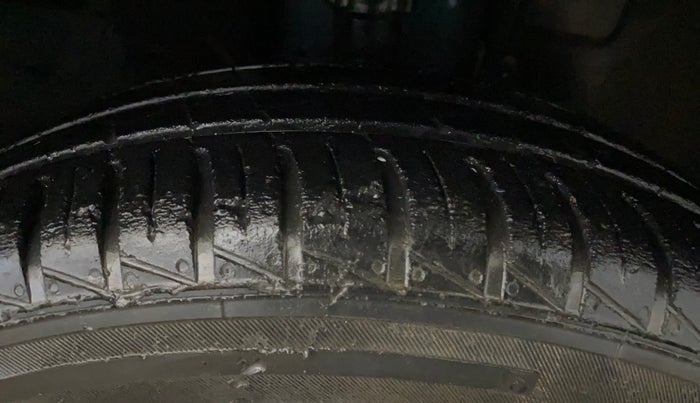 2021 Renault Kwid CLIMBER 1.0 AMT (O), Petrol, Automatic, 27,847 km, Right Front Tyre Tread