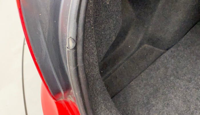 2011 Volkswagen Vento HIGHLINE 1.6 MPI, Petrol, Manual, 35,257 km, Dicky (Boot door) - Weather strip has minor damage