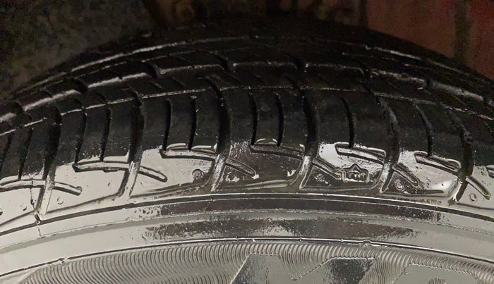2011 Volkswagen Vento HIGHLINE 1.6 MPI, Petrol, Manual, 35,257 km, Left Front Tyre Tread