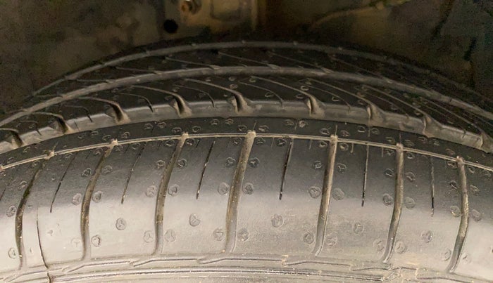 2016 Maruti Ertiga ZDI + SHVS, Diesel, Manual, 94,224 km, Right Front Tyre Tread
