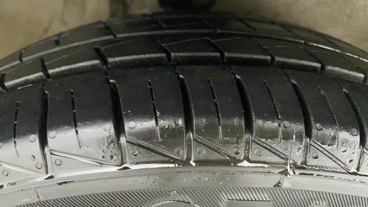 2010 Maruti Alto LXI, Petrol, Manual, 24,884 km, Right Front Tyre Tread