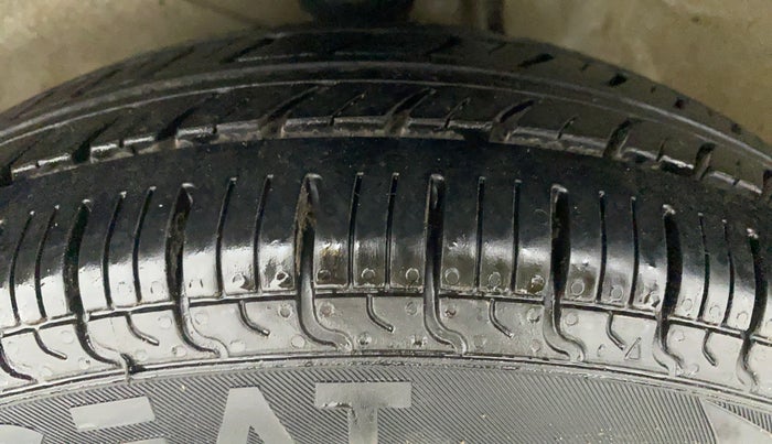 2010 Maruti Alto LXI, Petrol, Manual, 24,884 km, Left Front Tyre Tread