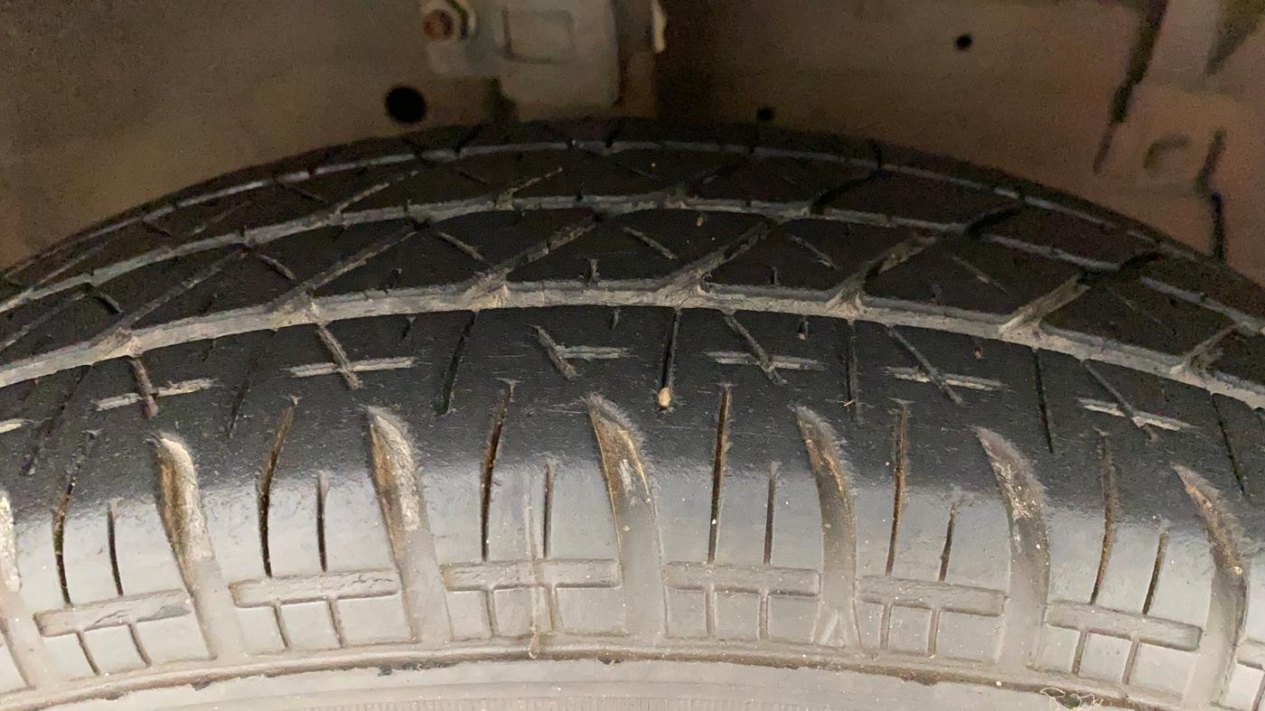 2013 Maruti Swift VXI, Petrol, Manual, 85,210 km, Right Front Tyre Tread