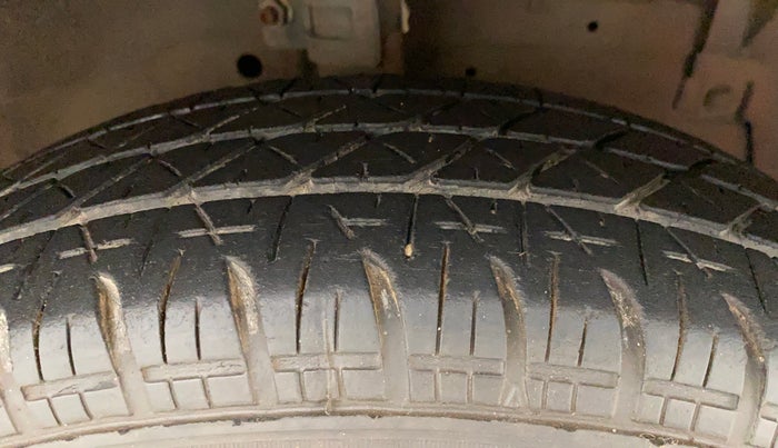 2013 Maruti Swift VXI, Petrol, Manual, 85,210 km, Right Front Tyre Tread