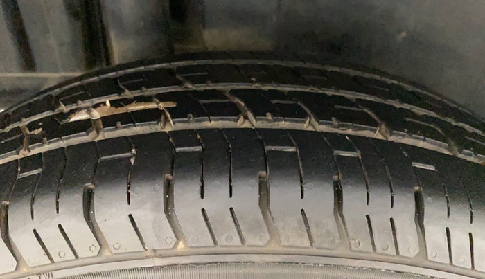 2015 Maruti Swift VXI, Petrol, Manual, 47,606 km, Right Rear Tyre Tread