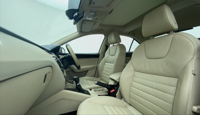 2017 Skoda Octavia 1.8 TSI STYLE PLUS AT, Petrol, Automatic, 64,547 km, Right Side Front Door Cabin