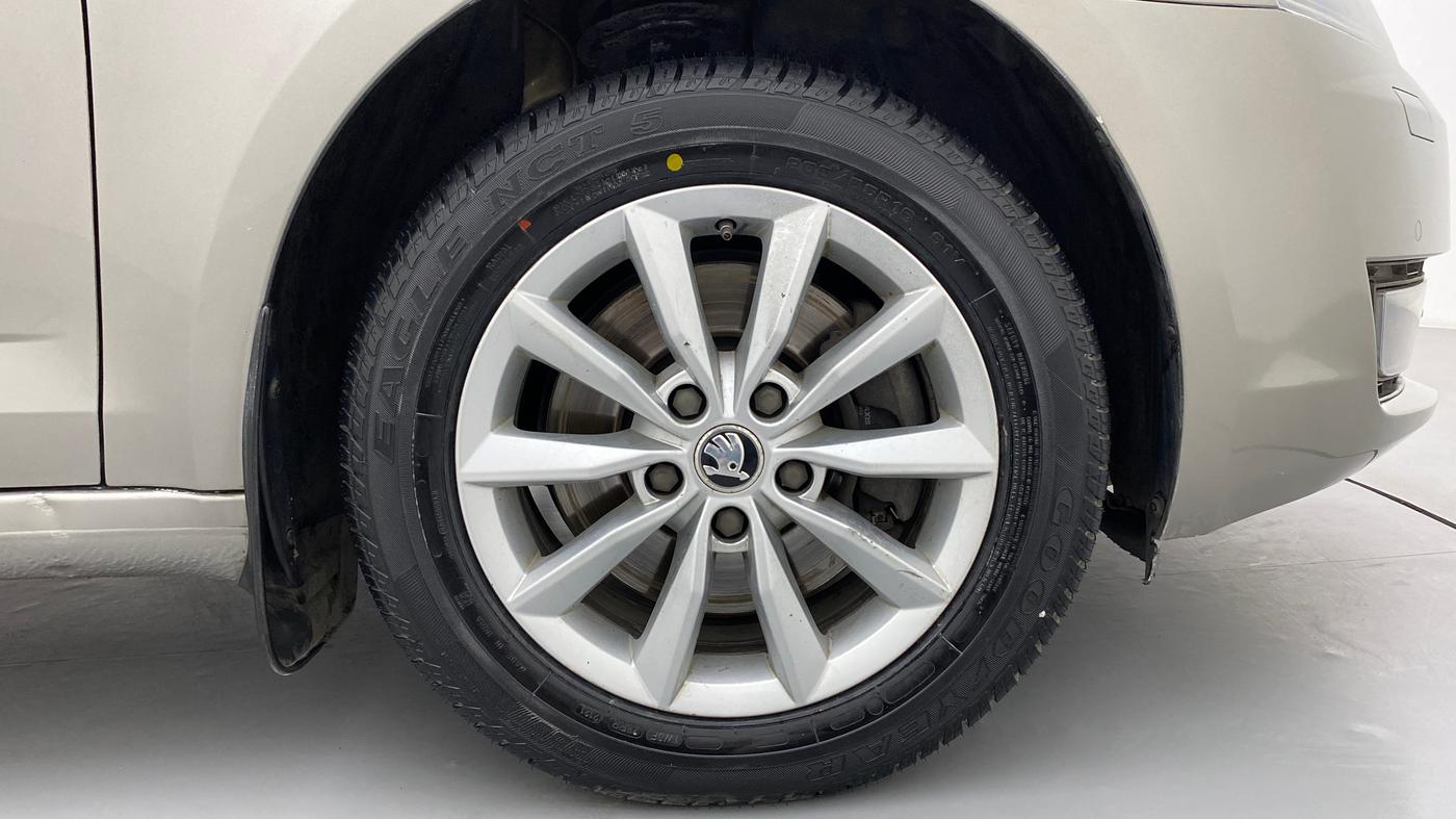 2017 Skoda Octavia 1.8 TSI STYLE PLUS AT, Petrol, Automatic, 64,547 km, Right Front Wheel