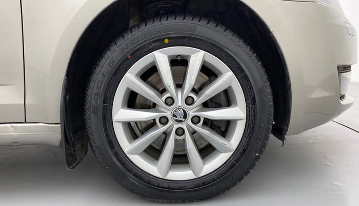 2017 Skoda Octavia 1.8 TSI STYLE PLUS AT, Petrol, Automatic, 64,547 km, Right Front Wheel
