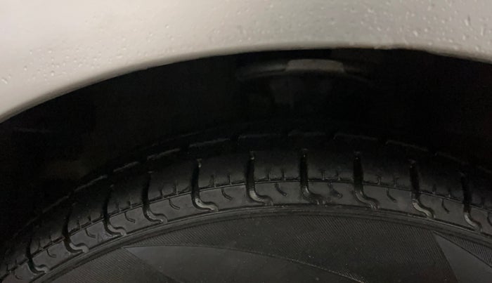 2014 Hyundai i10 MAGNA 1.1, Petrol, Manual, 38,066 km, Left Front Tyre Tread