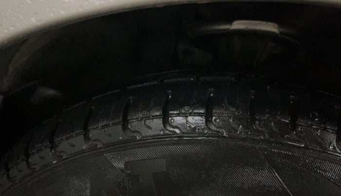 2014 Hyundai i10 MAGNA 1.1, Petrol, Manual, 38,066 km, Right Front Tyre Tread