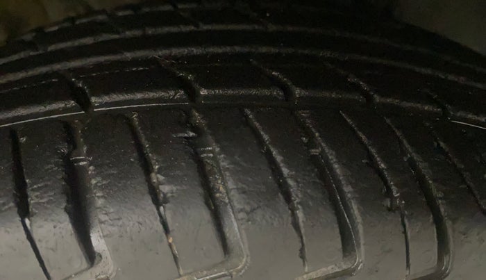 2016 Renault Kwid RXT 0.8, Petrol, Manual, 52,798 km, Right Front Tyre Tread