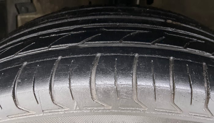 2014 Maruti Swift Dzire VXI, Petrol, Manual, 77,035 km, Left Front Tyre Tread