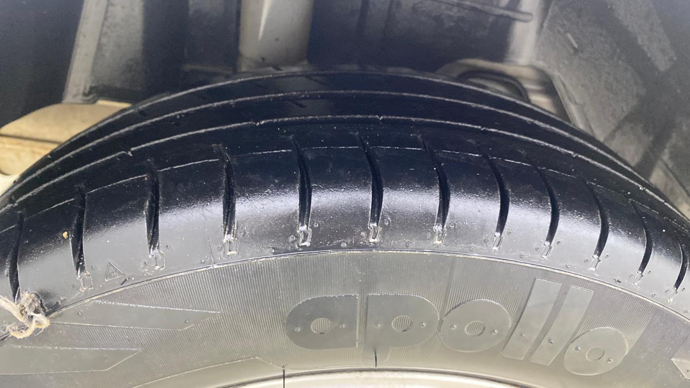 2018 Ford Figo Aspire TITANIUM 1.2 PETROL, CNG, Manual, 1,11,091 km, Right Rear Tyre Tread