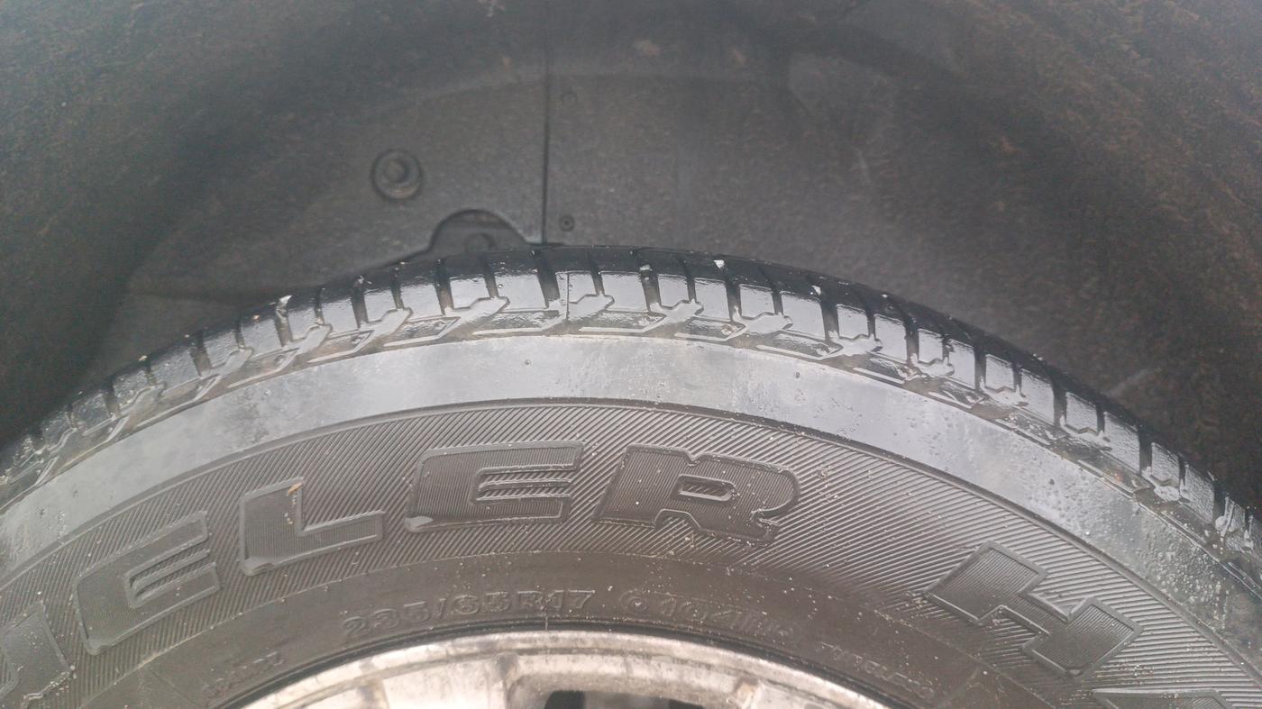 2017 Mahindra XUV500 W10 AT, Diesel, Automatic, 69,270 km, Right Rear Tyre Tread