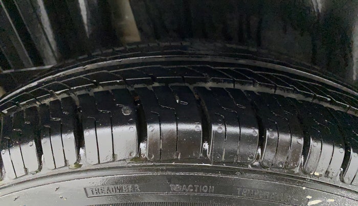 2014 Maruti Swift VXI, CNG, Manual, 44,012 km, Right Rear Tyre Tread