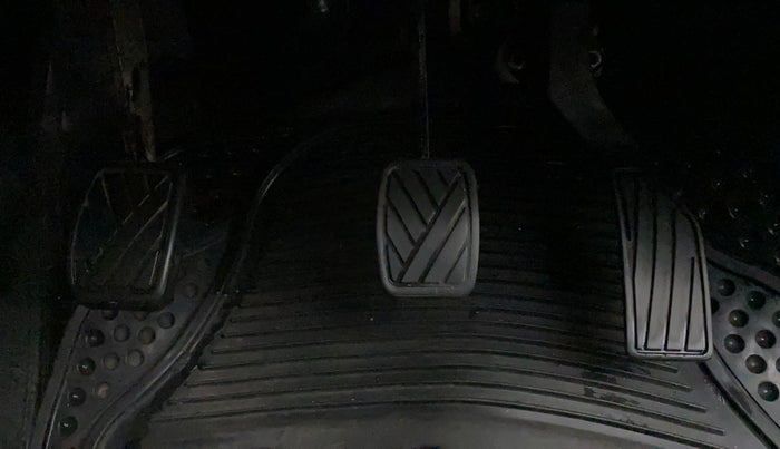 2014 Maruti Swift VXI, CNG, Manual, 44,012 km, Pedals